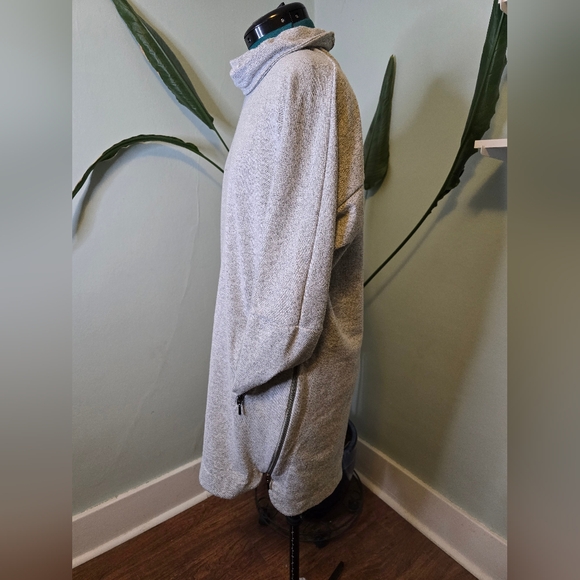 Gently Worn Yest Grey Sweater Pockets size 8 - Picture 3 of 9